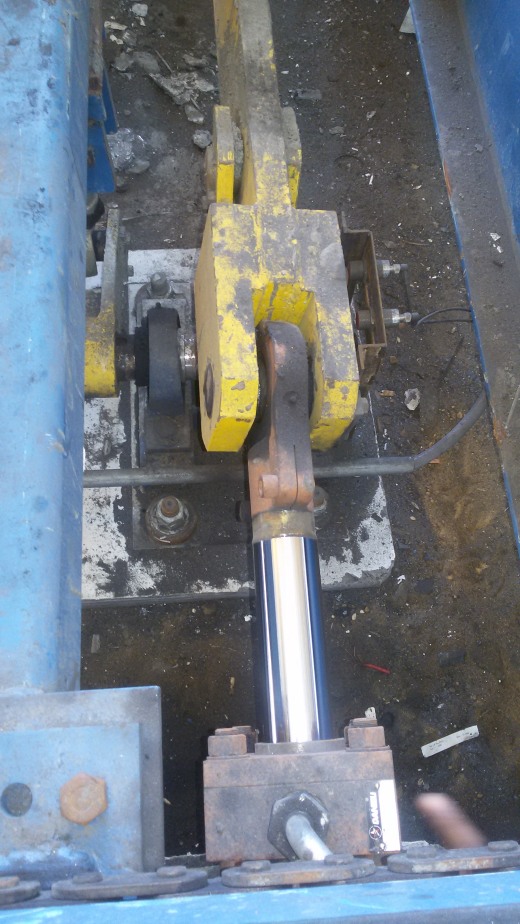 A0002796-连杆液压缸 (DANIELI) (轧材精整区尾部剪切机) 40x28x43.2 毫米缩略图